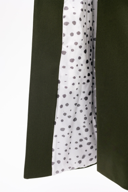 Темно-зеленое двубортное пальто