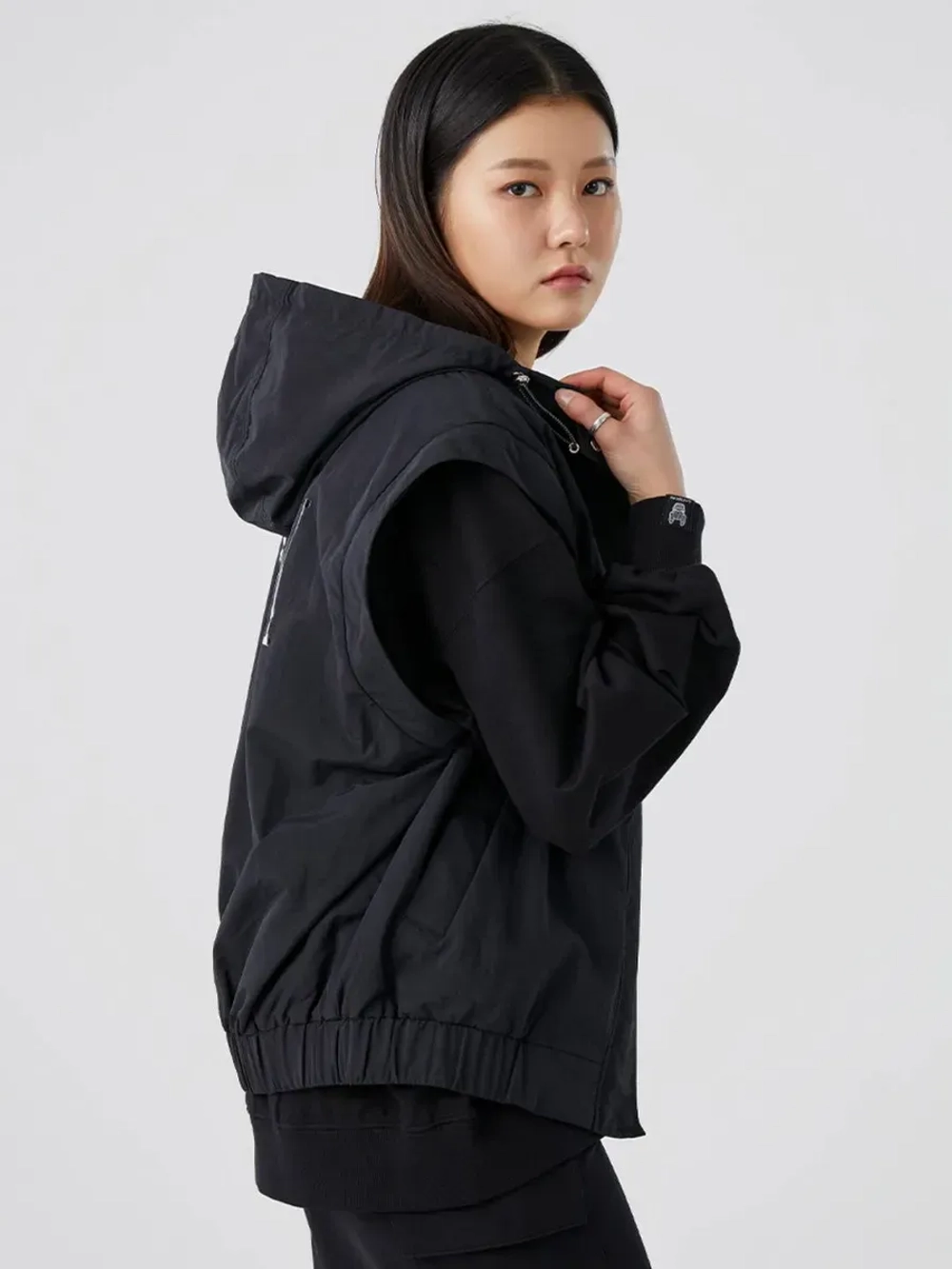 Куртка с капюшоном с отстегивающимися руковами