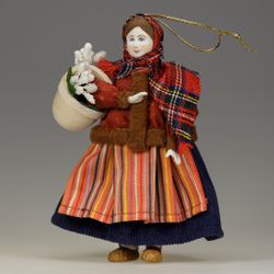 Ёлочная игрушка Девочка с подснежниками