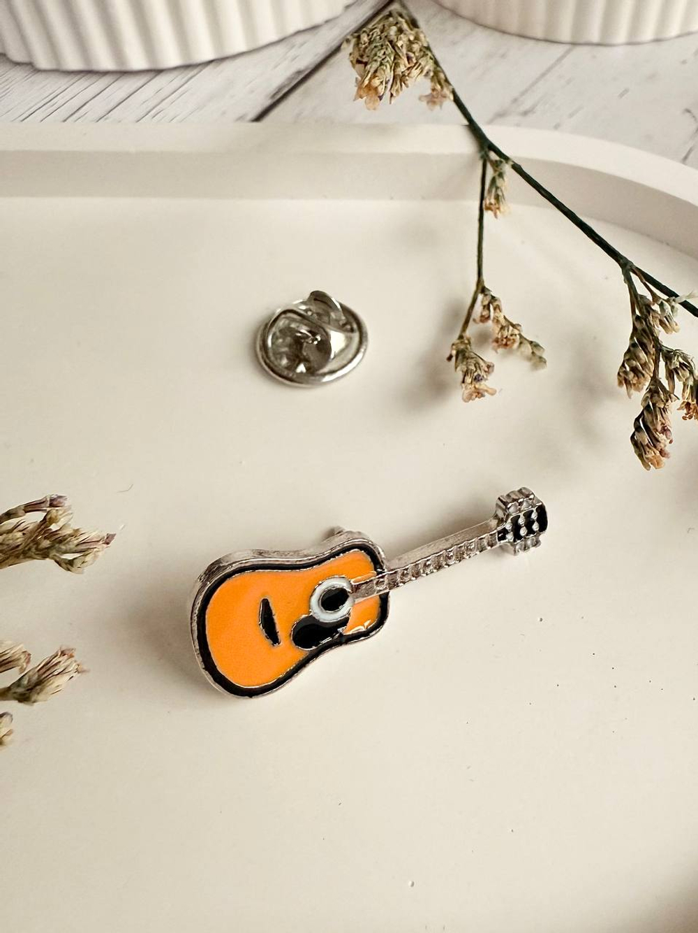 Брошь-значок "Акустическая гитара"