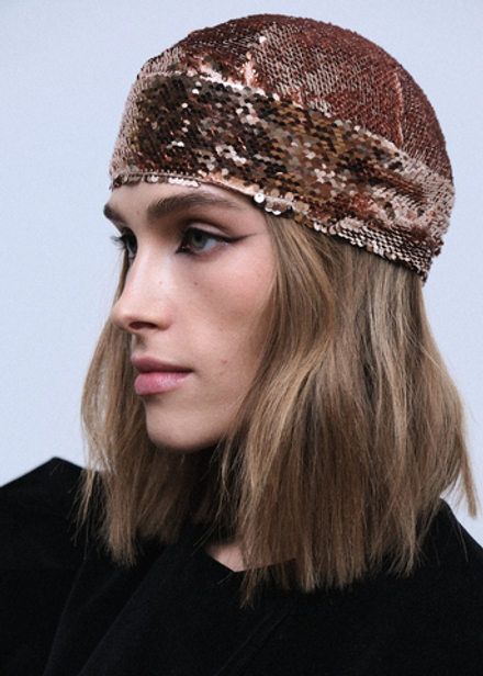 Шапочка с пайетками золотая