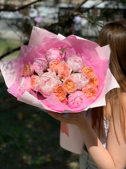 Букет из пионов с розой Джульетта