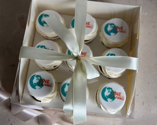 Капкейки с картинками и надписями на мастике, упаковка на 12 шт