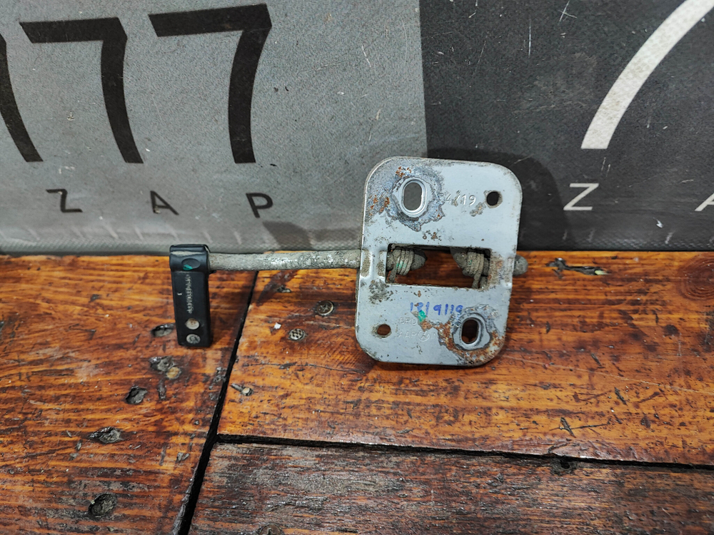 Крюк замка капота Volkswagen Polo 5 14-20 Б/У Оригинал 6RU823186