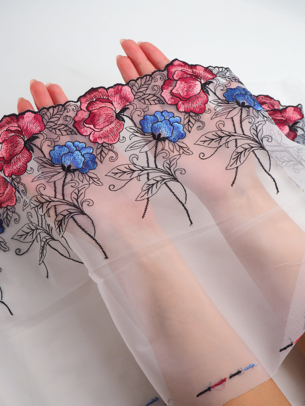 Вышивка на сетке белая с мультиколор неэластичная ширина 27 см ОТРЕЗЫ