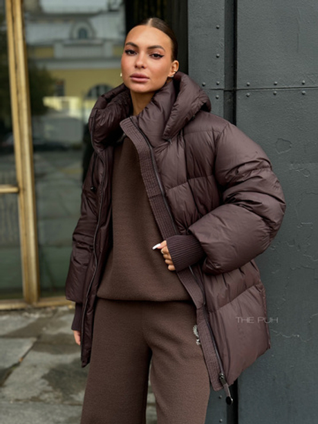 Шоколадный приталенный пуховик с капюшоном