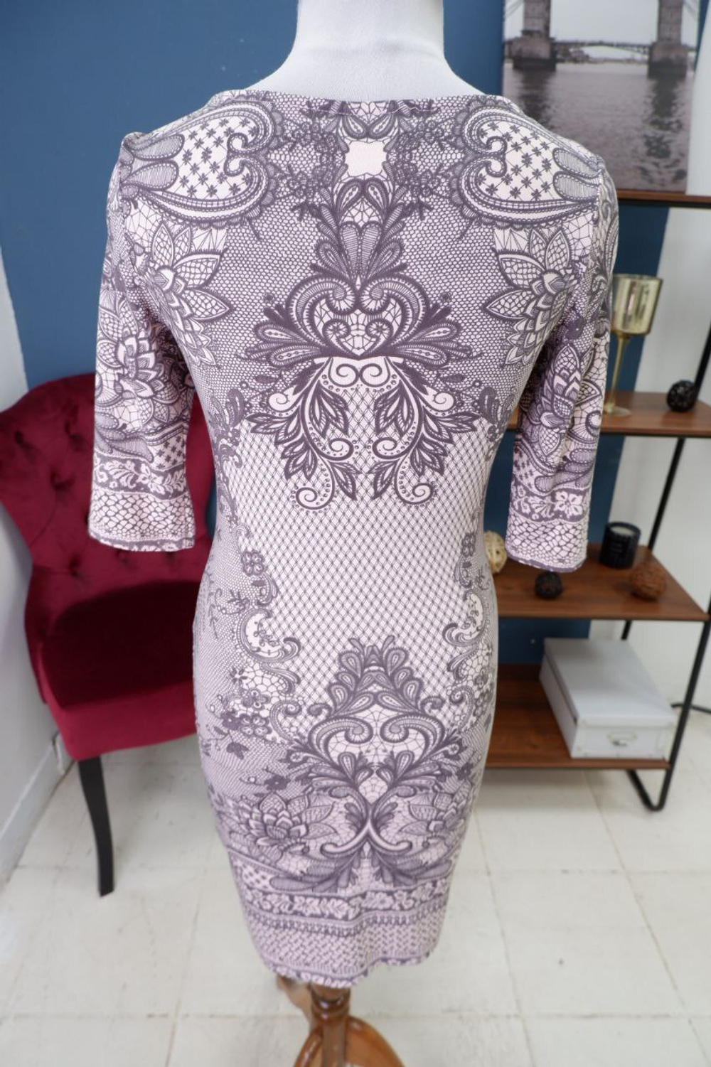 Платье с оригинальным принтом 42-44 размер