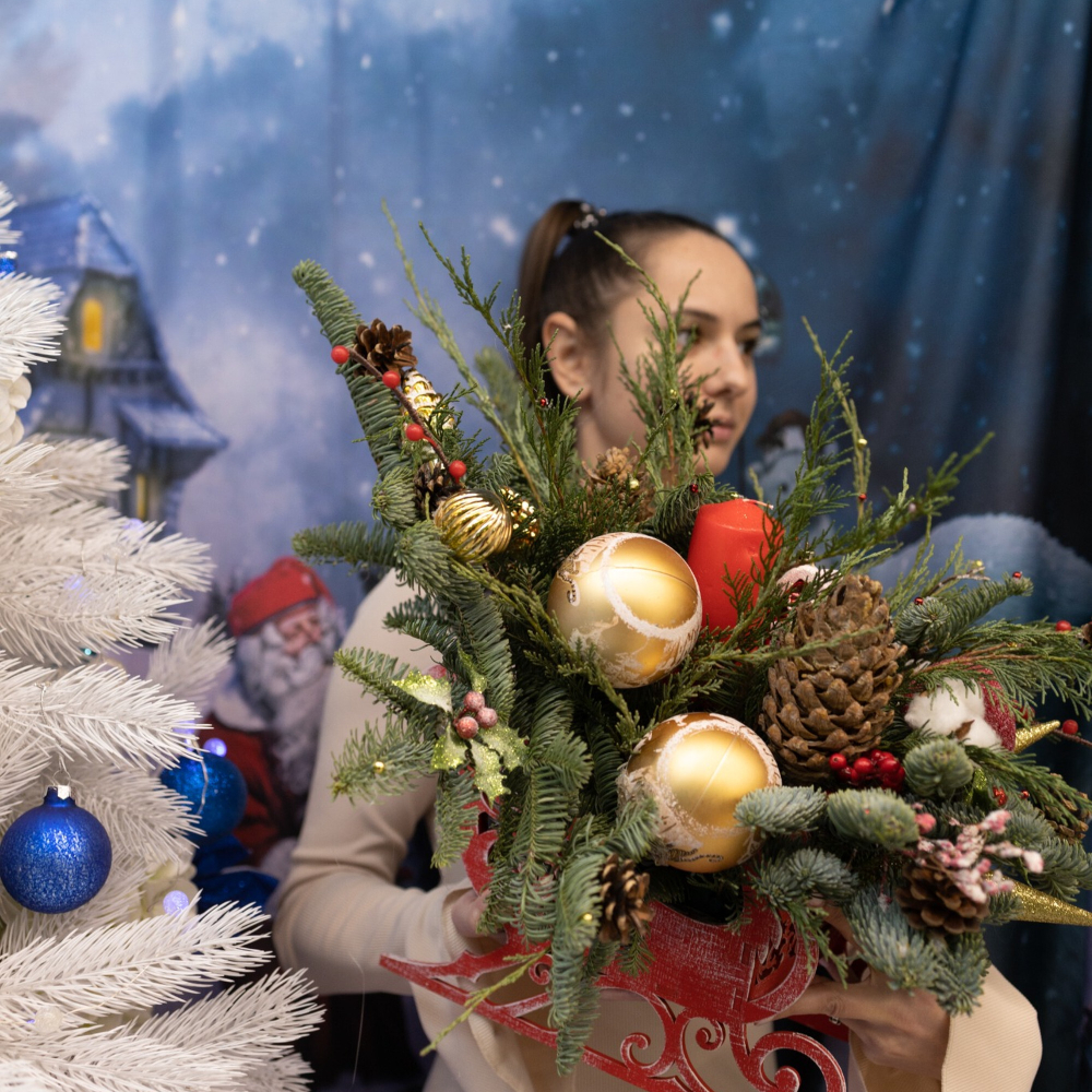 Новогодняя композиция из живой хвои в красных санях