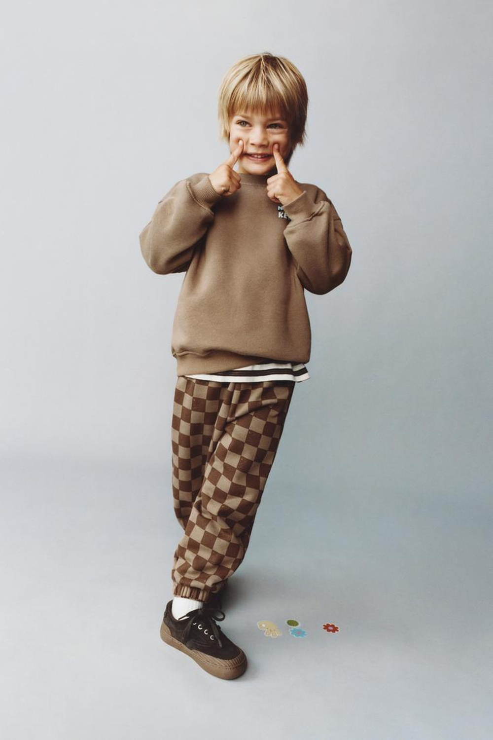 ZARA КОМПЛЕКТ ИЗ ТОЛСТОВКИ И БРЮК-ДЖОГГЕРОВ С НАДПИСЬЮ, КОРИЧНЕВЫЙ