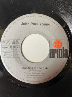 Винтажная виниловая пластинка LP John Paul Young Standing In The Rain / Keep On Smiling (Germany 1977) 7 дюймов