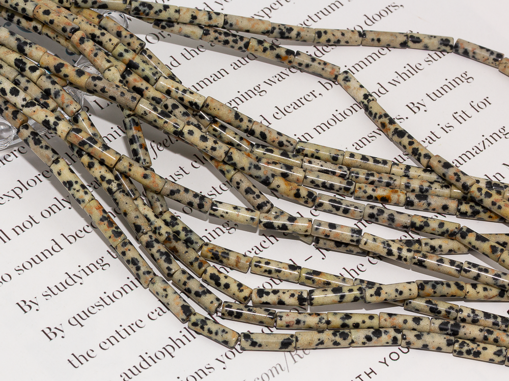 Нить бусин из далматиновой яшмы, трубочки 4х13мм