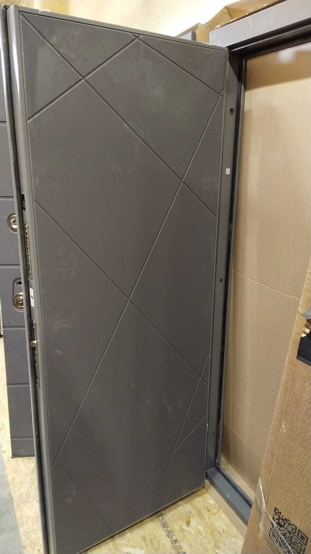 Дверь входная Лабиринт INFINITY 24 Графит софт металлическая