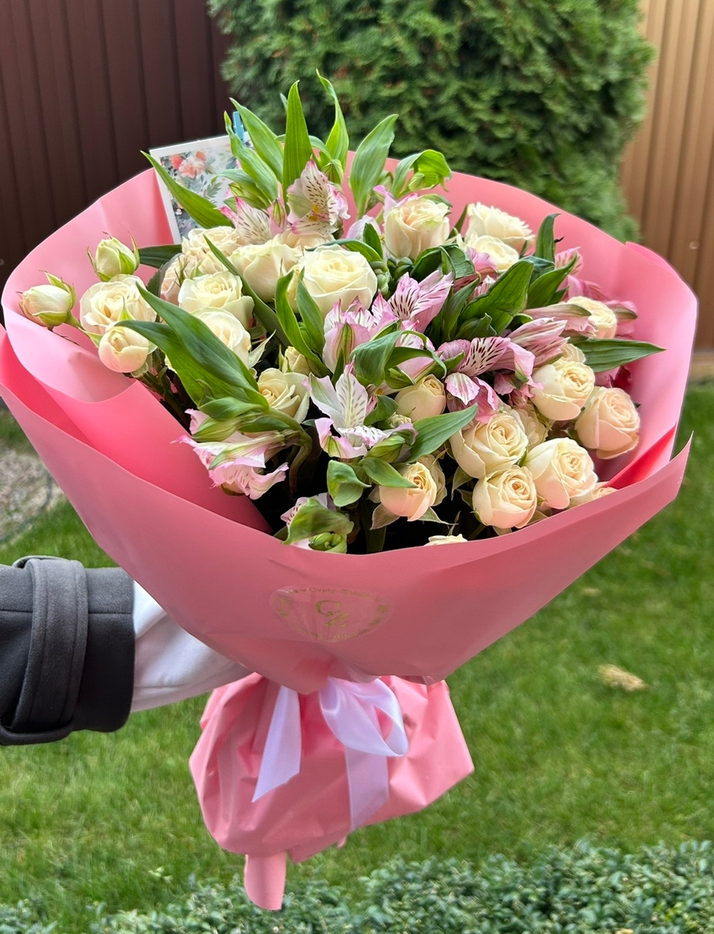 Букет из альстромерий и кустовых роз