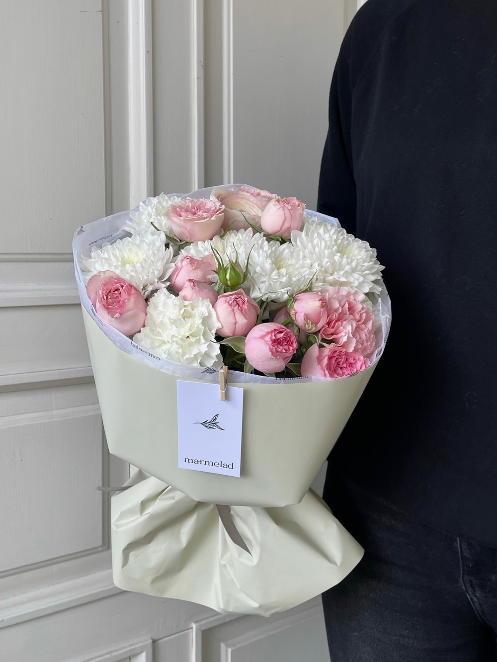 Сборный букет  с кустовой пионовидной розой в оформлении