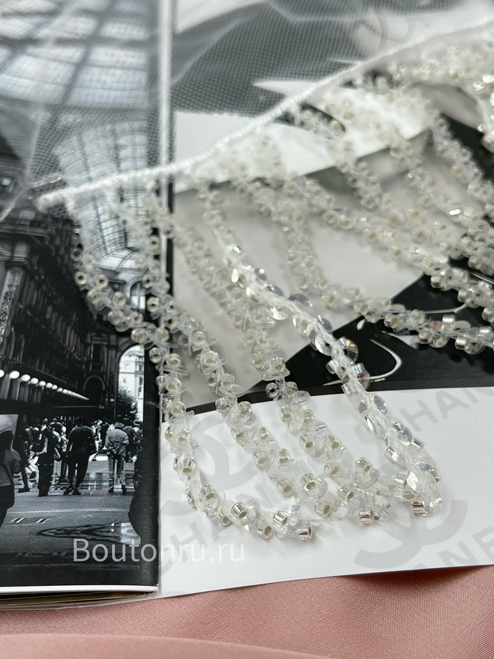 Бахрома на белой сетке серебристая бисер и пайетки