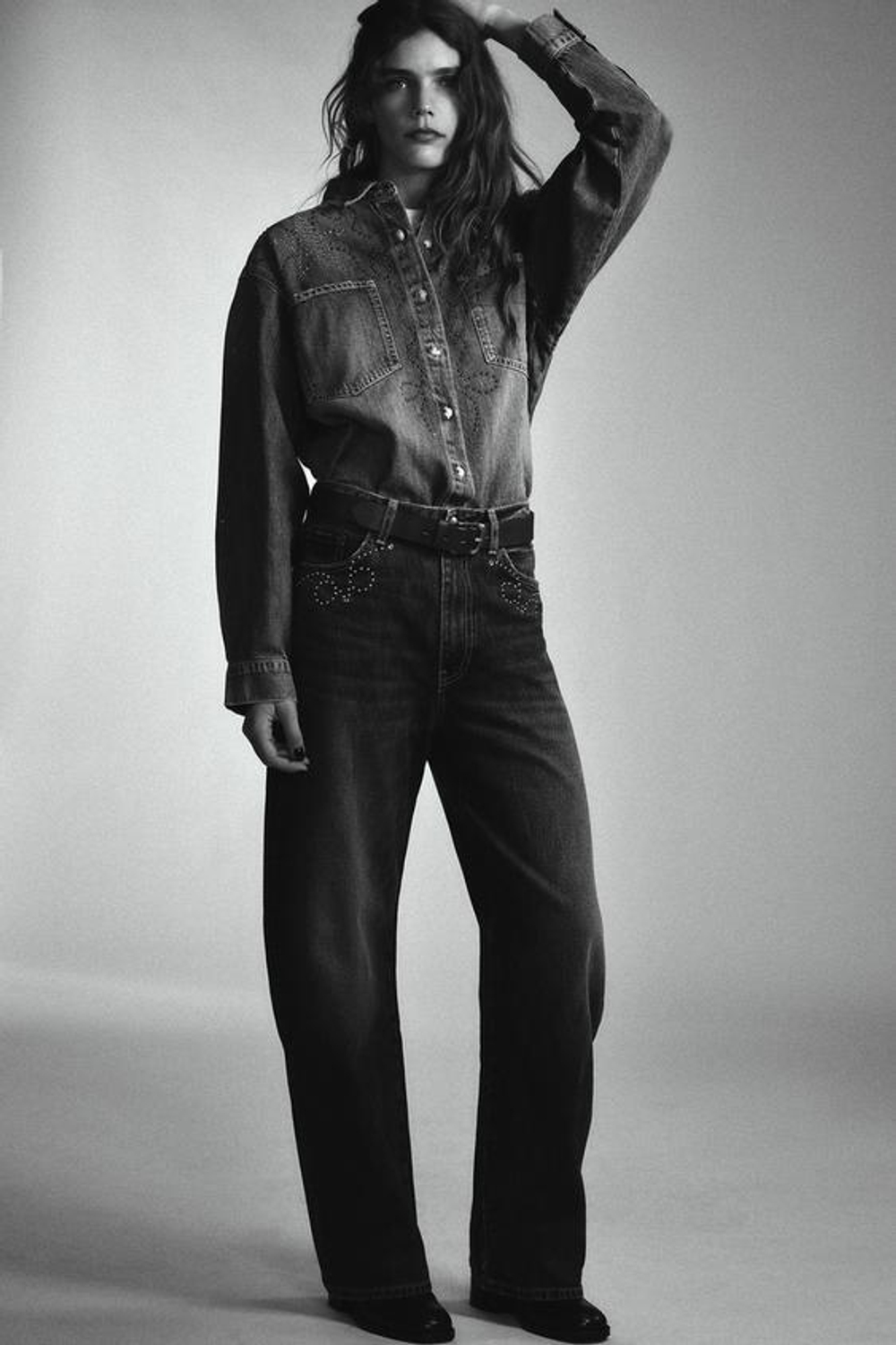 ZARA ДЖИНСЫ TRF С МЕТАЛЛИЧЕСКИМИ ЗАКЛЕПКАМИ, МОРСКОЙ СИНИЙ