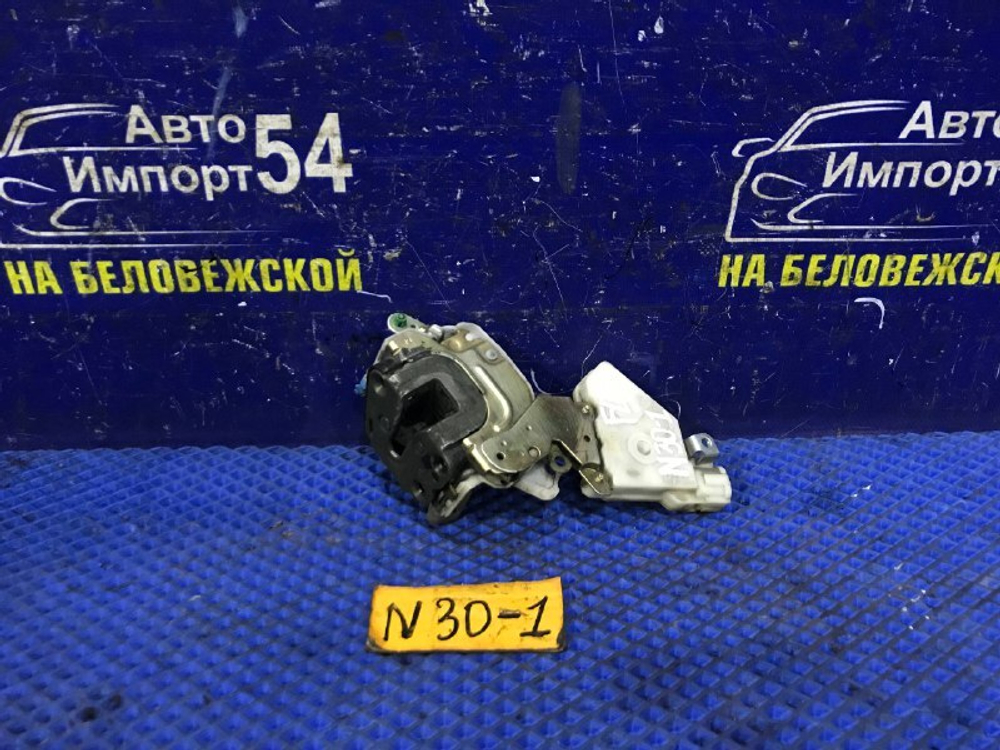 Замок двери передней левой NISSAN R’NESSA 1999