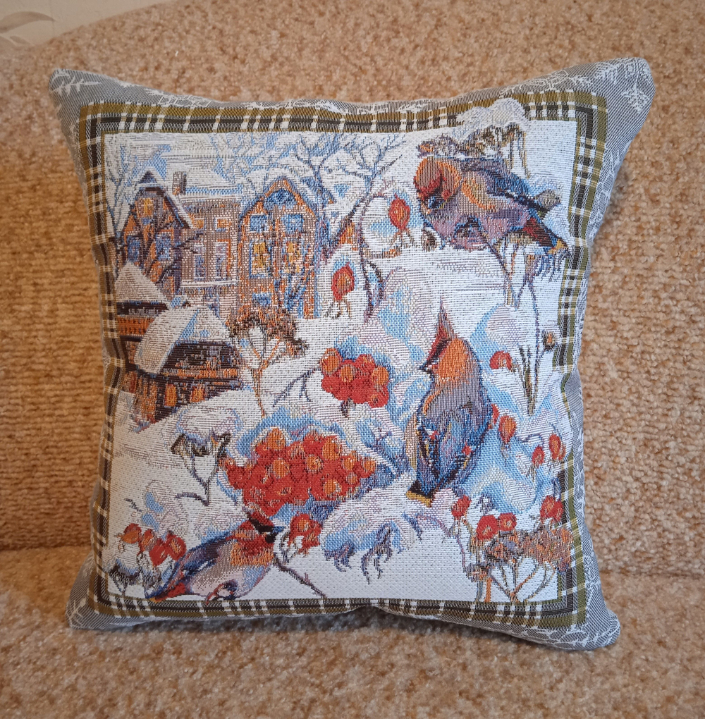 Декоративный гобеленовый чехол для интерьерной подушки Свиристель городок 38*38
