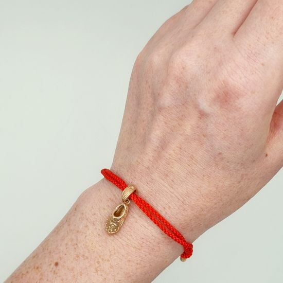 Красный браслет с позолоченным тапочком Спиридона и бусиной