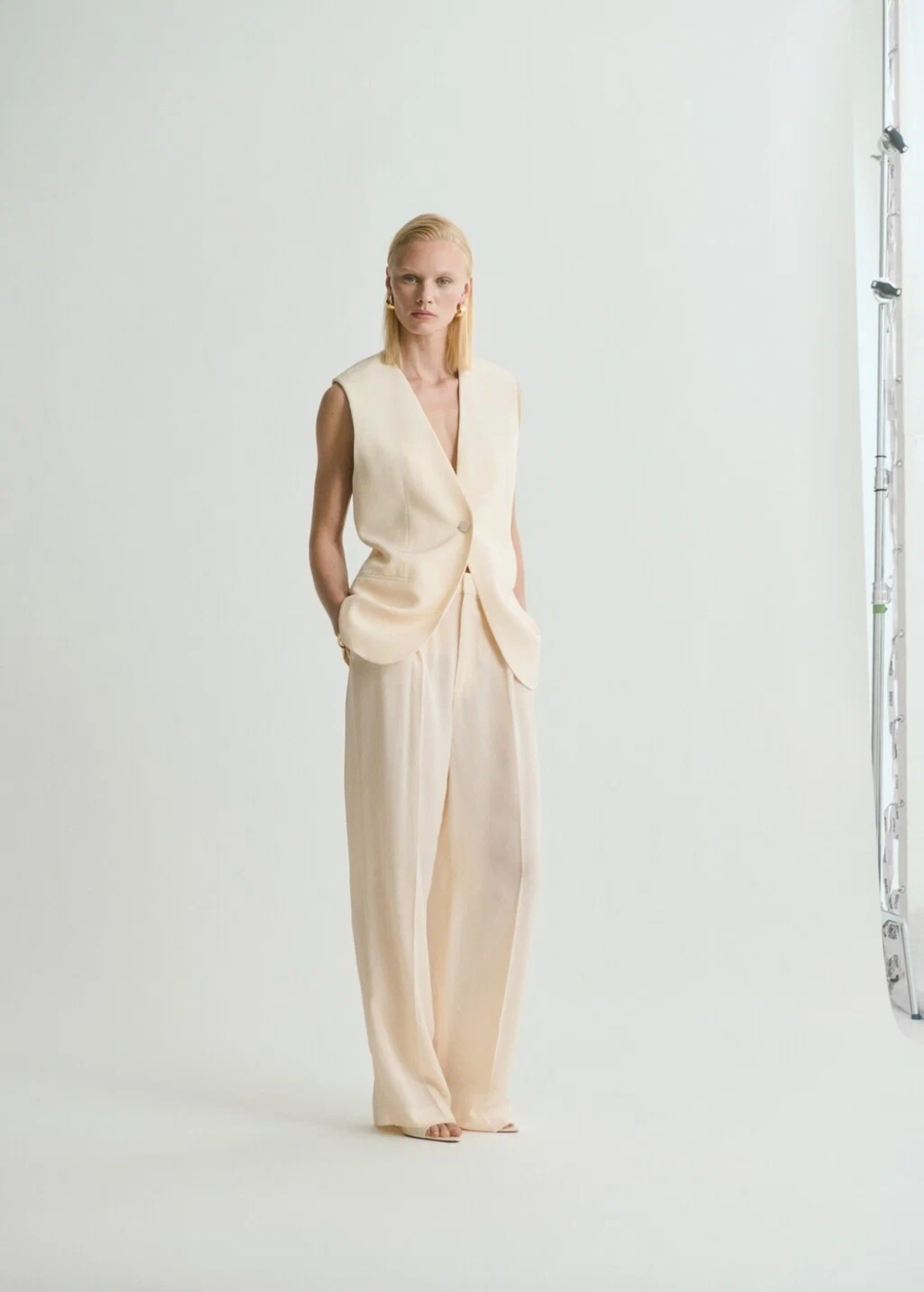 Костюмные брюки прямого кроя из струящейся ткани