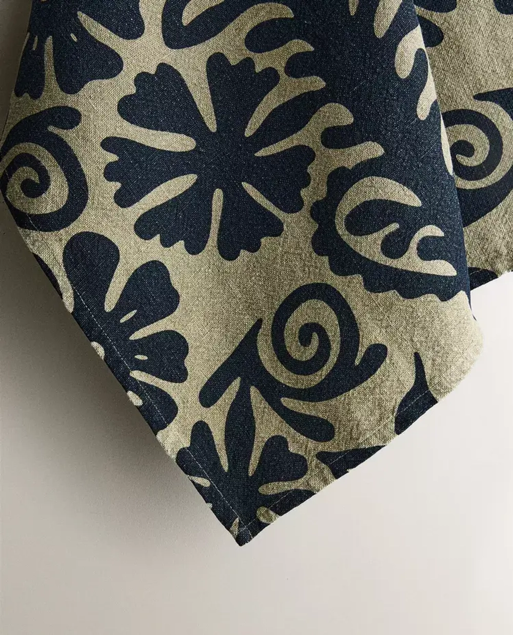 ZARA HOME X NANUSHKA ЛЬНЯНОЕ ПОЛОТЕНЦЕ С ЦВЕТОЧНЫМ РИСУНКОМ, ТЕМНО-СИНИЙ