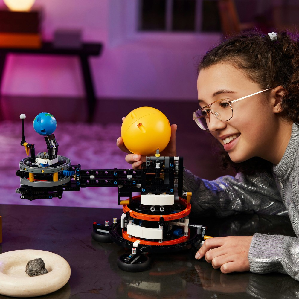 LEGO Technic - Планета Земля и Луна на орбите 42179