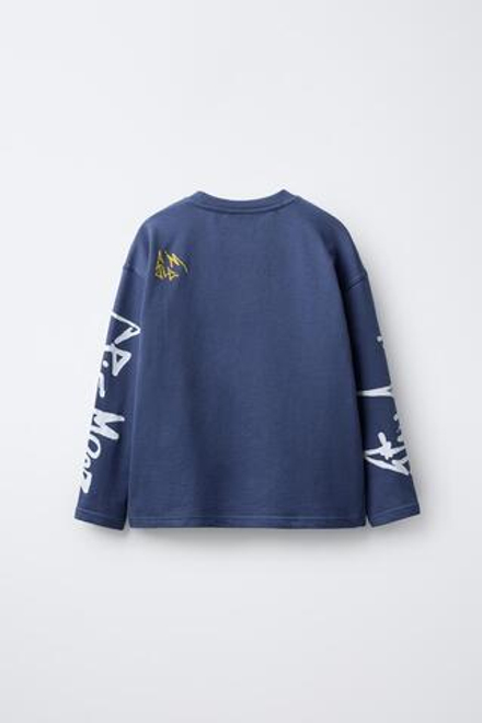 ZARA ЛОНГСЛИВ С НАШИВКОЙ И ПРИНТОМ ГРАФФИТИ, СИНИЙ