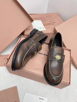 Женские кожаные лоферы Miu Miu коричневого цвета