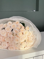 Гранд букет из кустовой пионовидной розы Бомбастик