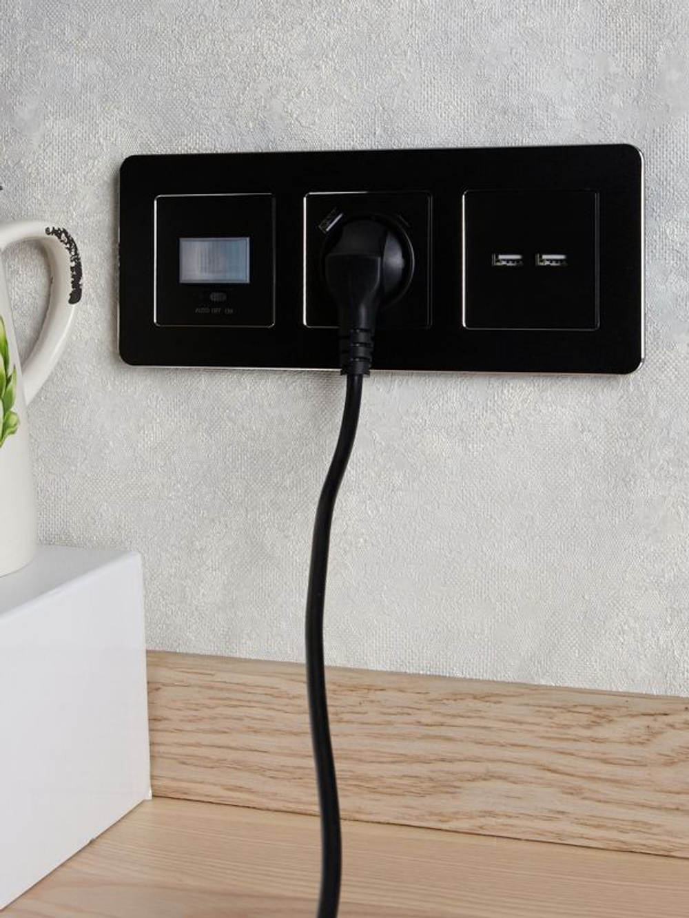 Розетка BRITE РЮш11-1-БрЧ 16А с USB A+C 18Вт с заземл. защ. шторки механизм черн. IEK BR-R14-16-U22-018-K02