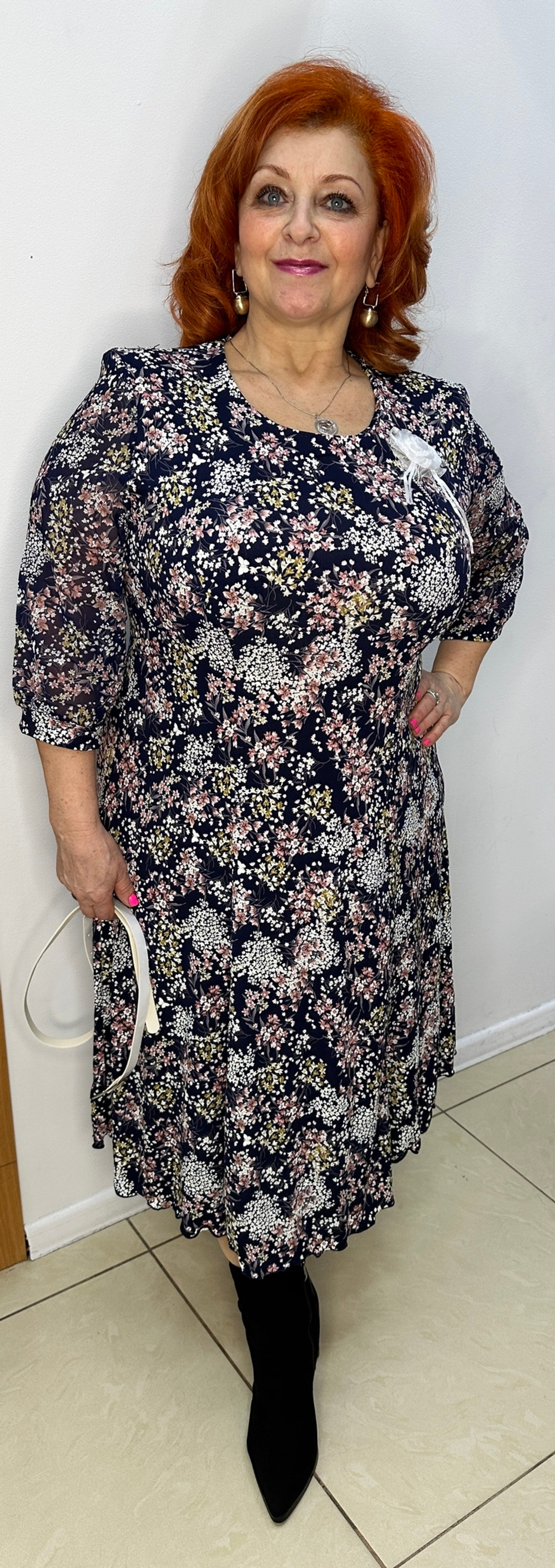 Трикотажное цветное платье с брошью и пояском