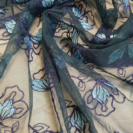 Сетка эластичная, с вышивкой, изумрудная с цветами