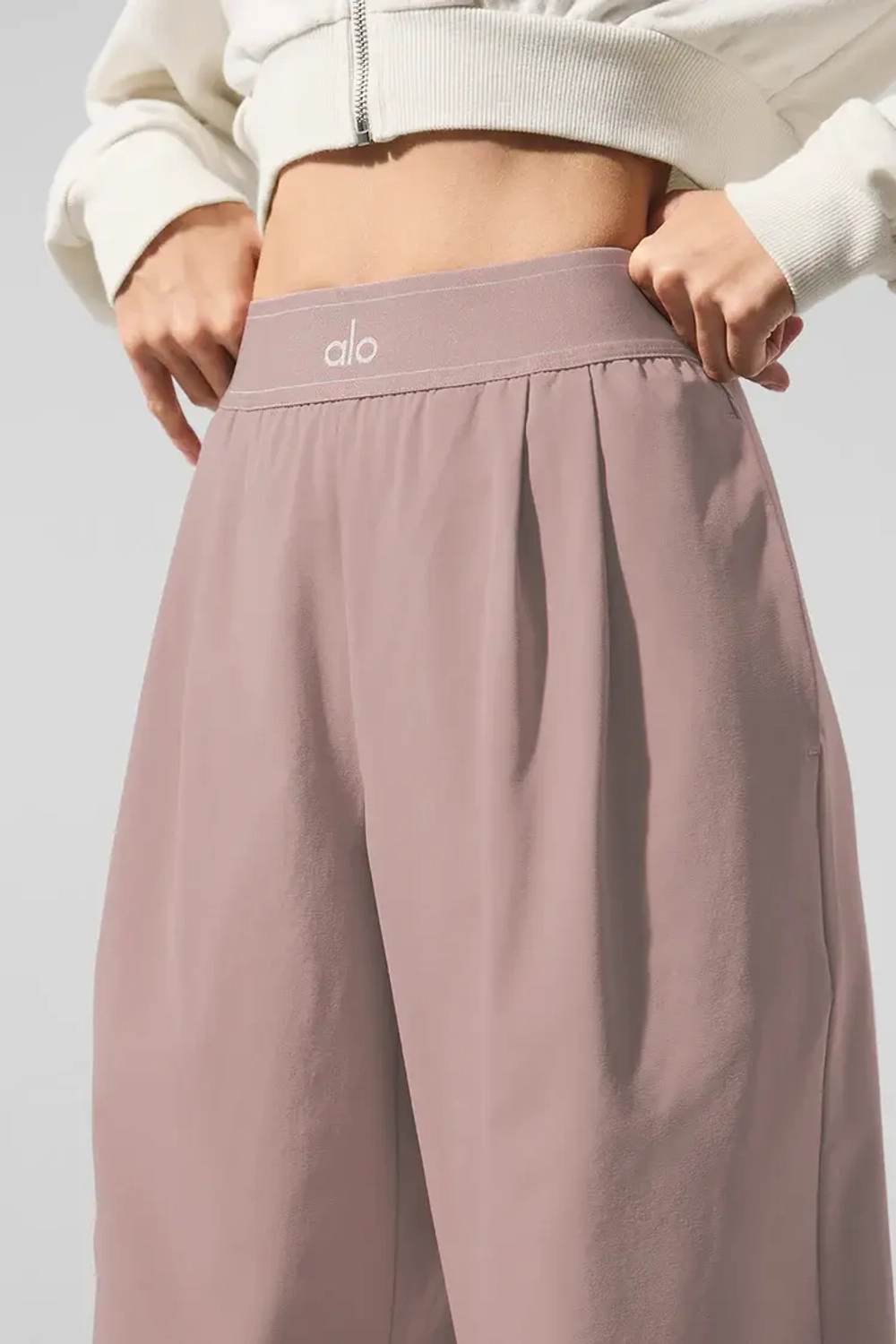 Alo yoga Брюки свободного кроя, серо-коричневый