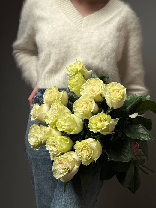 Букет из 15 белых роз под ленту