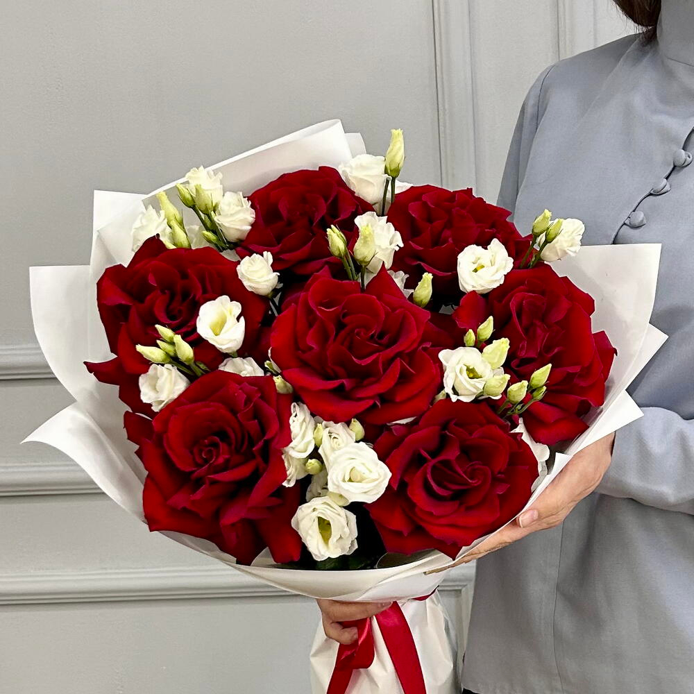 Элегантный букет бордовая французская Роза и эустома