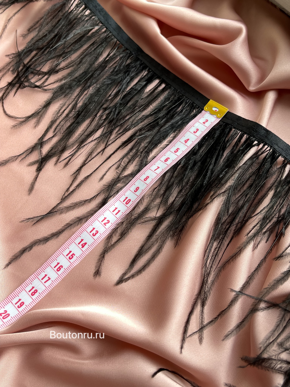 Перо черное