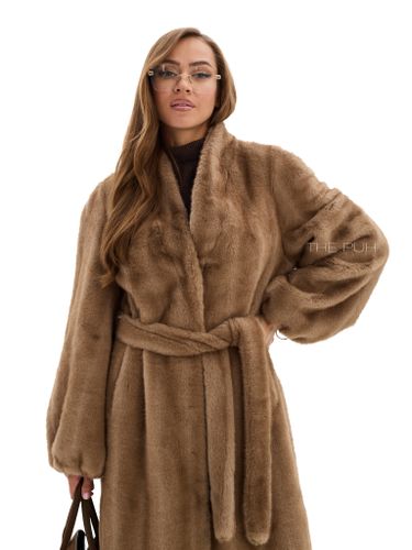 Длинная шуба из эко-меха в цвете капучино