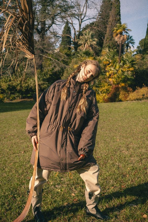 Парка оверсайз коричневая - фото 10