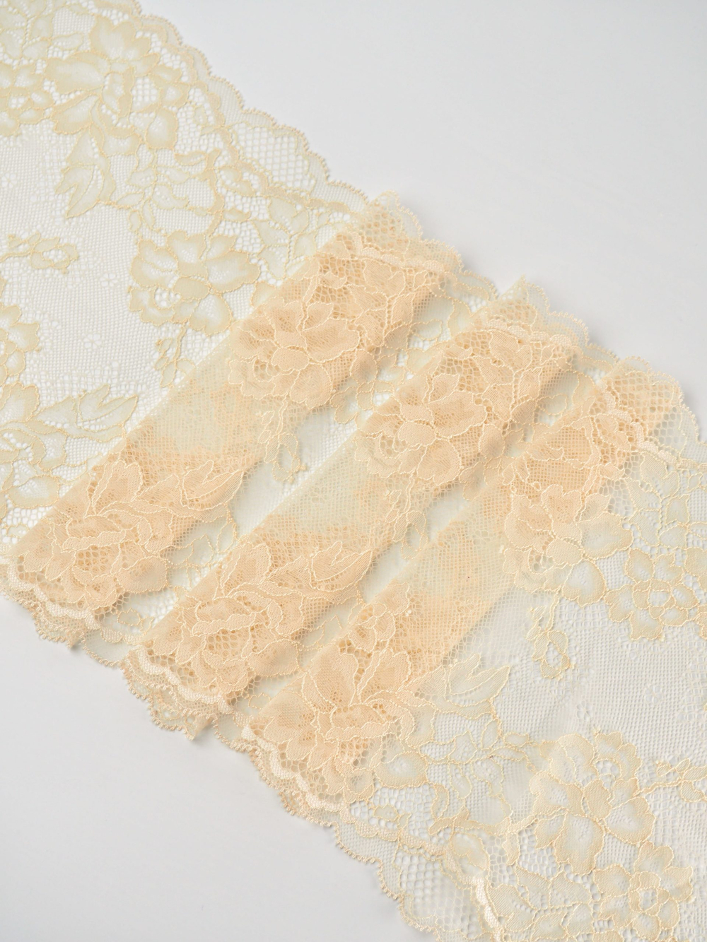 Эластичное кружево бежевая по Лауме ширина 22 см