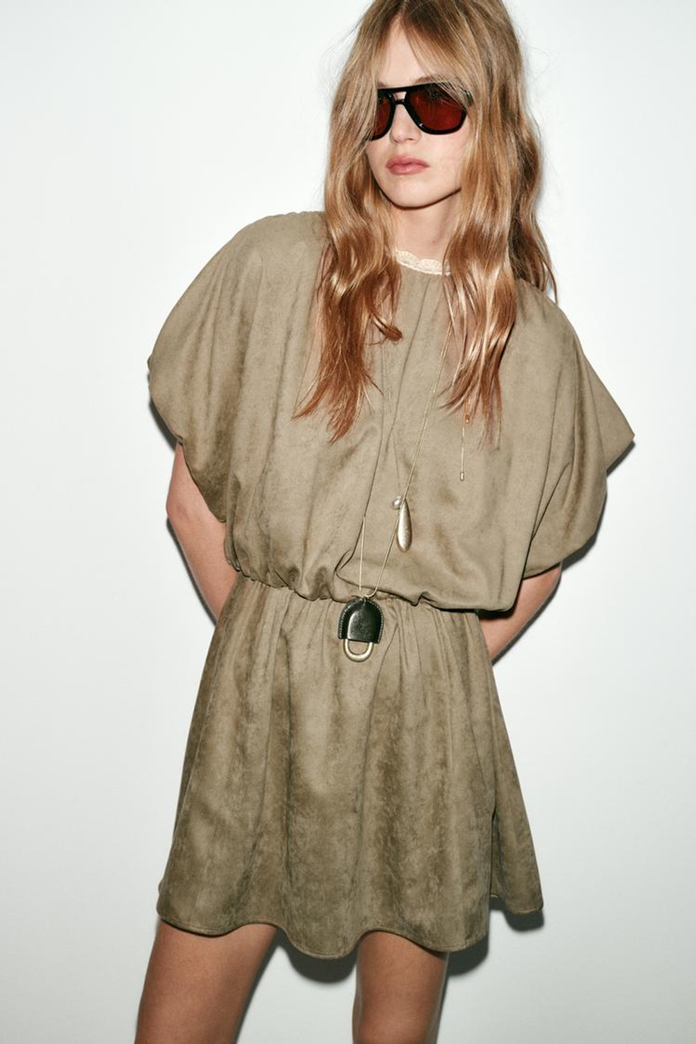 ZARA КОРОТКОЕ ПЛАТЬЕ ИЗ ИСКУССТВЕННОЙ ЗАМШИ, РЫЖЕВАТО-КОРИЧНЕВЫЙ