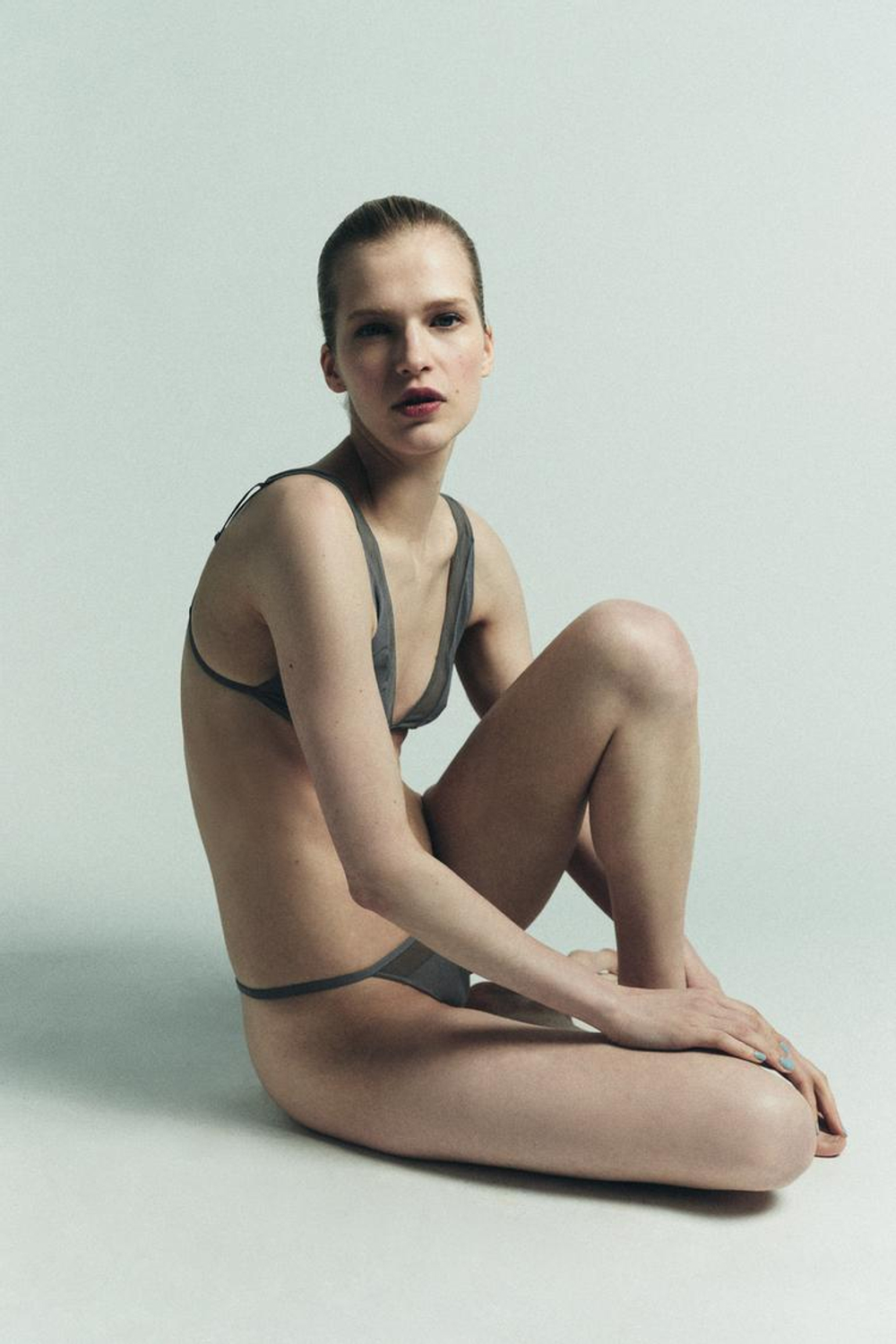 ZARA БЮСТГАЛЬТЕР С ТРЕУГОЛЬНЫМИ ЧАШКАМИ, ОТТЕНКИ СЕРОГО