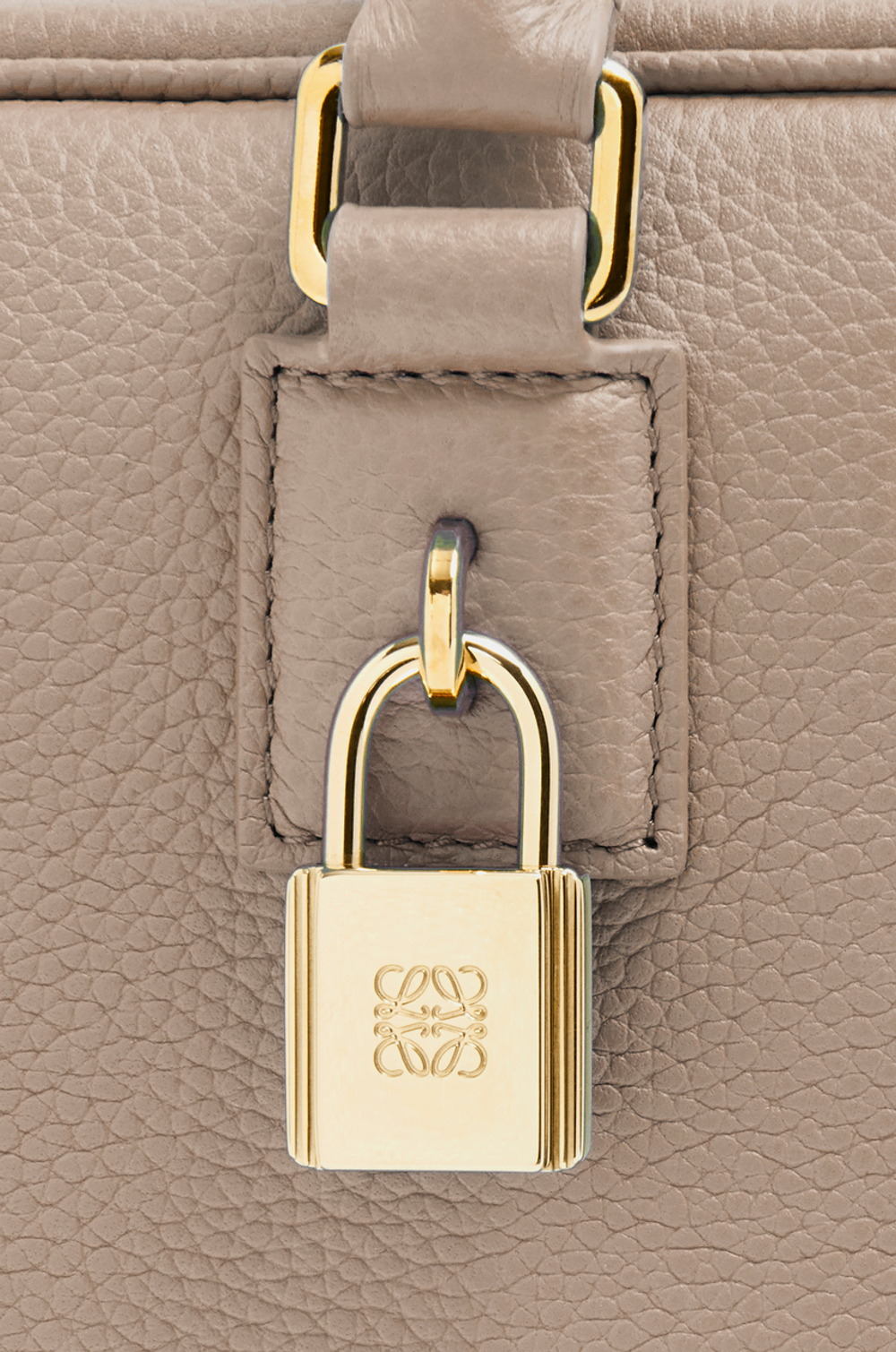 Loewe Сумка Amazona 23 из мягкой зернистой телячьей кожи, песочный