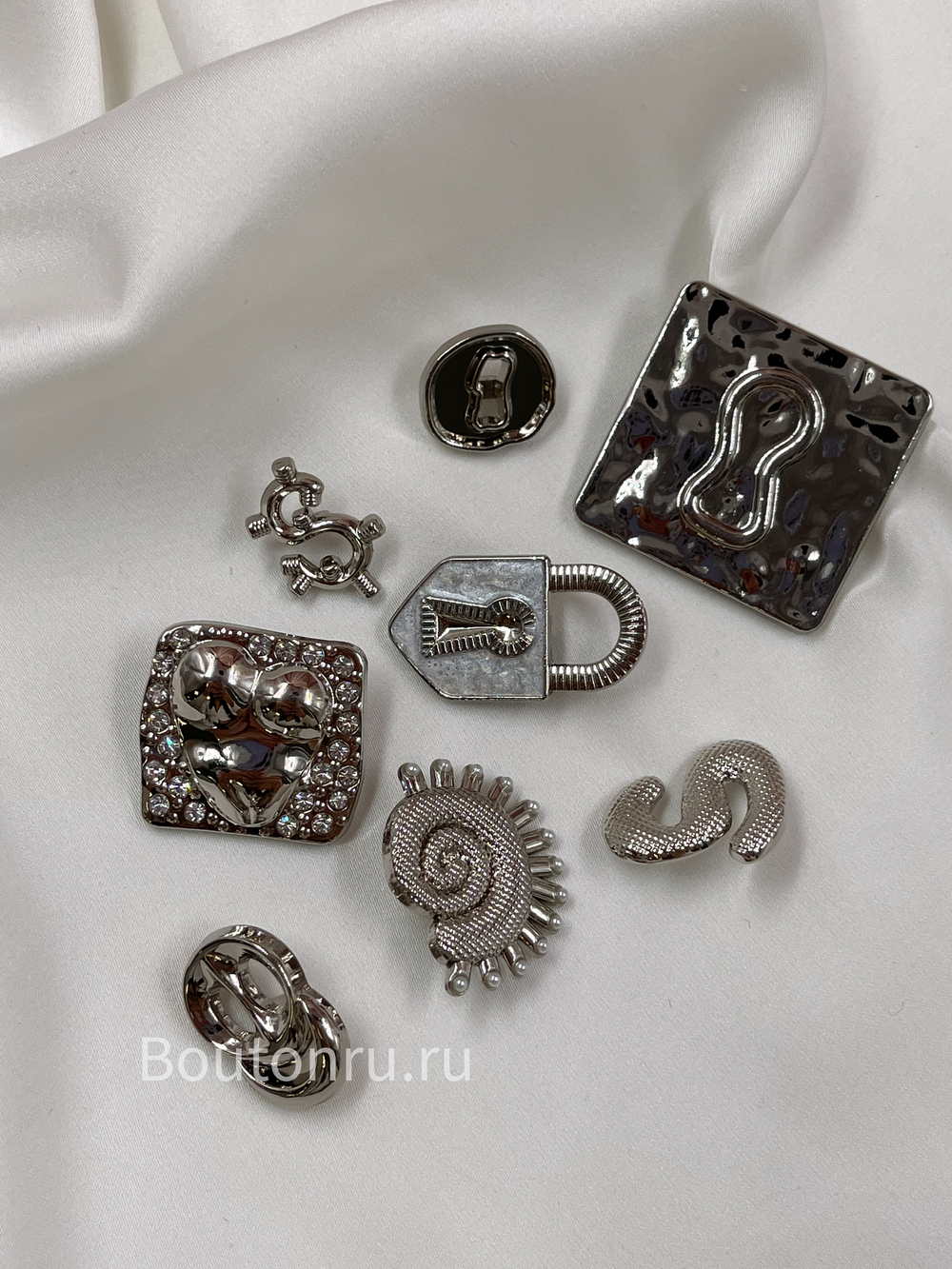 Пуговицы квадратные серебристые из мятого металла  Скиапар. замочная скважина