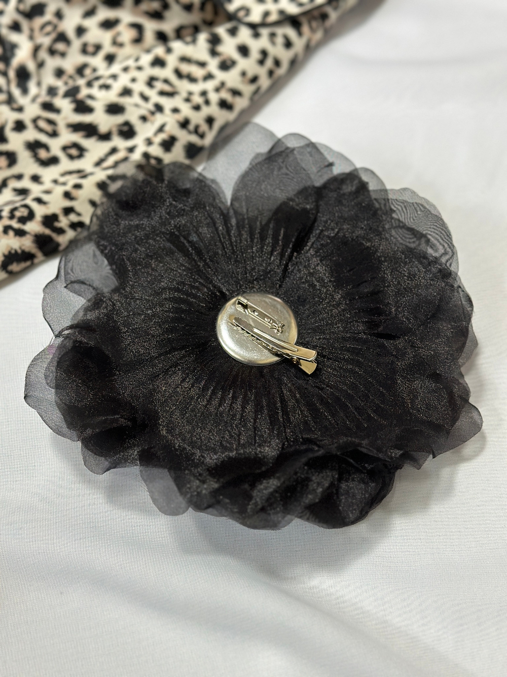Брошь цветок из черного шелка, 2 застежки:классическая брошная и зажим
