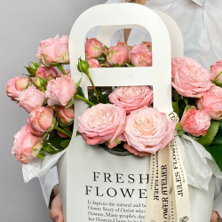 «Карамельный сироп» кустовые пионовидные розы в сумке