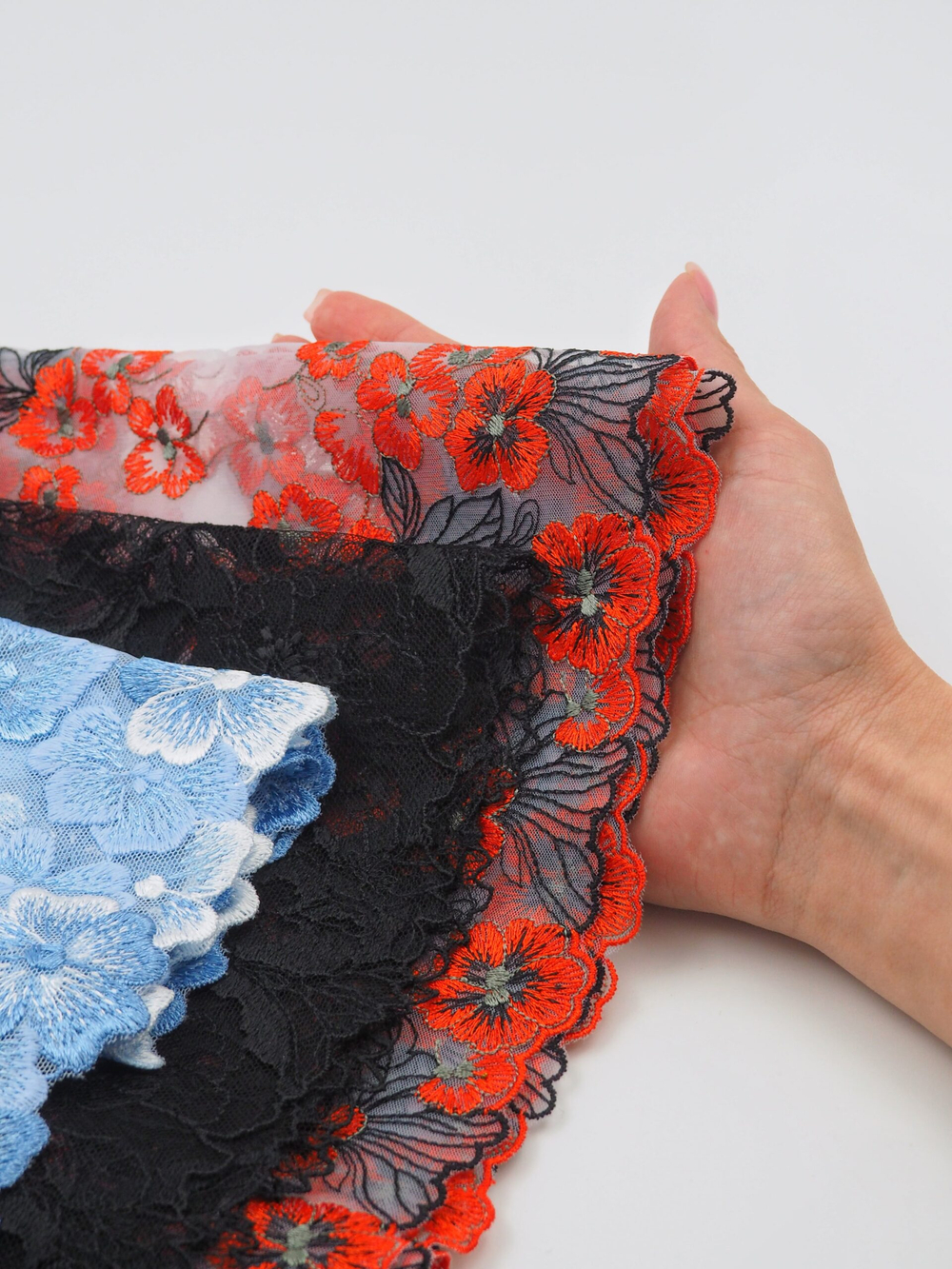 Набор отрезов вышивок на сетке и шантильи