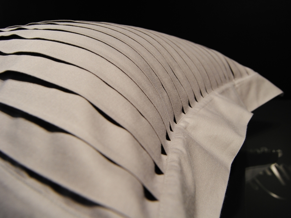 Наволочка для валика 15х40 Christian Fischbacher Luxury Nights Pleats 701 коричневая Швейцария фрагмент