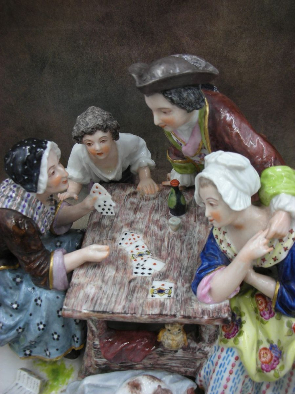 Статуэтка. Фарфор. Три судьбы на ладони. без марки