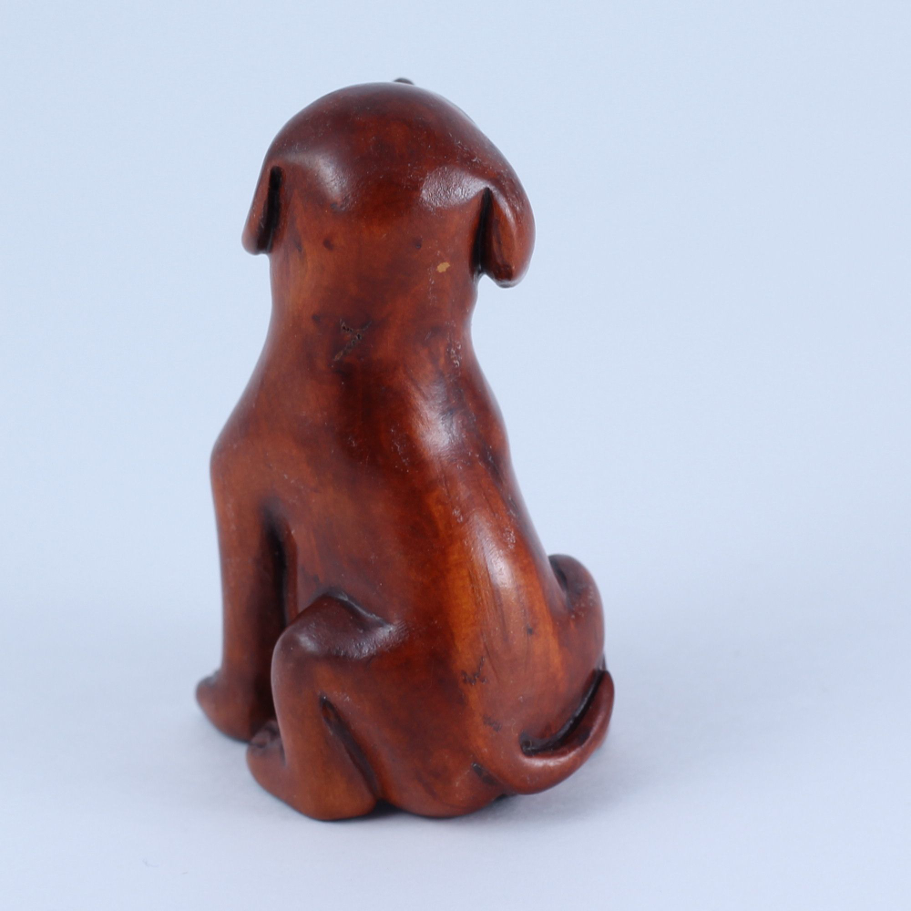 Нэцкэ Собака сидит