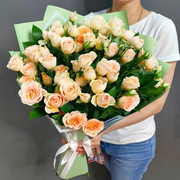 Букет из 9 кремовых кустовых роз сорта "Axana"